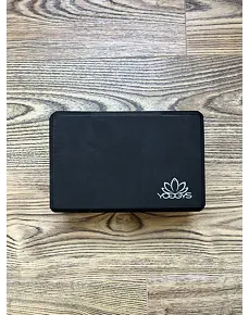 YOGGYS - designová jógová cihlička, černá [YOGGYS]