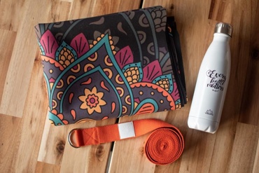 YOGGYS [VINTAGE MANDALA] černá designová jógová podložka s mandalou, vánoční set