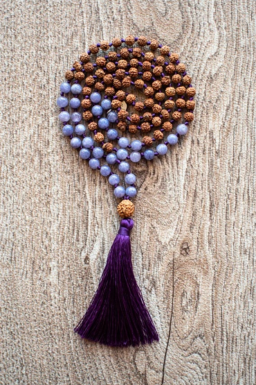 YOGGYS meditační mala - angelit a rudrakša PURPLE