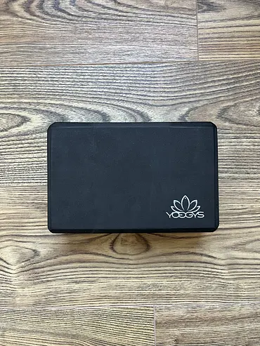 YOGGYS - designová jógová cihlička, černá [YOGGYS]