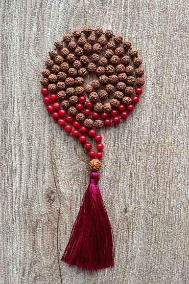 YOGGYS meditační mala - korál a rudrakša