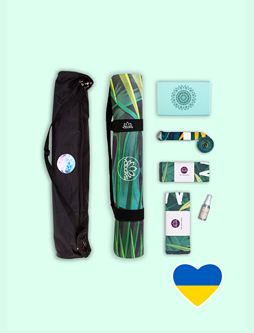 YOGGYS [NAMASTE] zelená designová jógová podložka s nápisem, pomoc Ukrajině