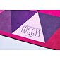 YOGGYS [HAPPY TRIANGLES FUCHSIA] barevná designová jógová podložka